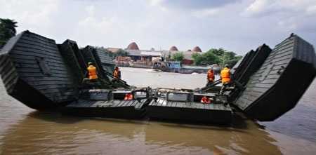 Ảnh: Chiến sỹ chở phà 60 tấn vượt sông tìm kiếm cứu nạn