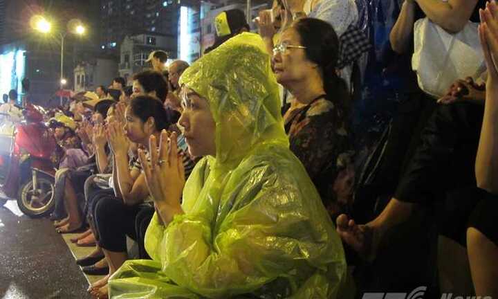 Vu Lan: Hình ảnh ngàn người đội mưa cầu phúc