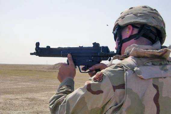 Xem tiểu liên MP-5 nhả đạn bắn tỉa