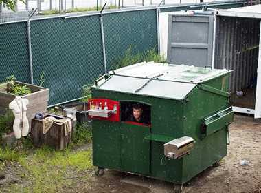 Cuộc sống của người đàn ông trong xe rác 2.000 USD