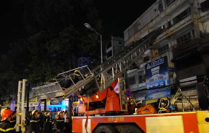 Ảnh: Giải cứu 3 cụ già mắc kẹt trong cửa hàng điện máy