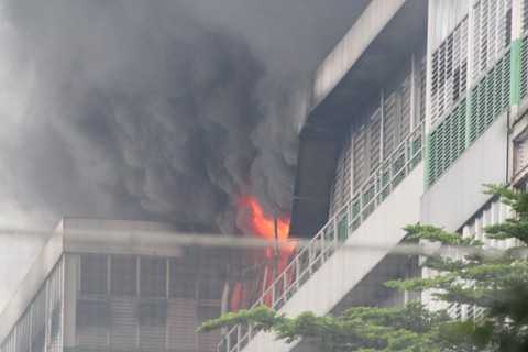 Hình ảnh 'biển lửa' ngoạm khu công nghiệp ở TPHCM