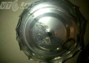 'Mổ' phích nước có chất lạ gây hoang mang dư luận