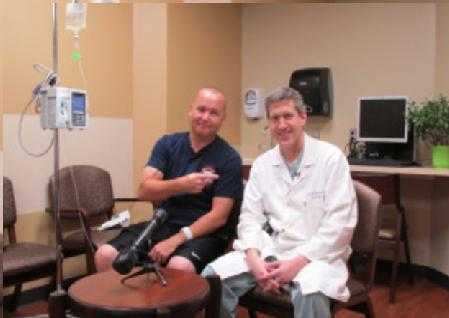 Đang cứu người, nhân viên y tế lên cơn đau tim