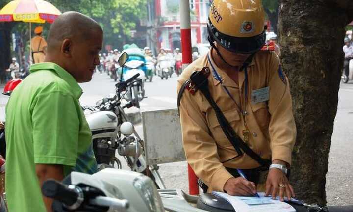 Cấm quay hình CSGT: Người dân bức xúc