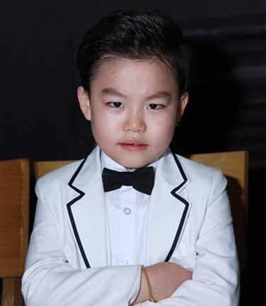 Psy nhí liên tục bị bắt nạt do quá nổi tiếng