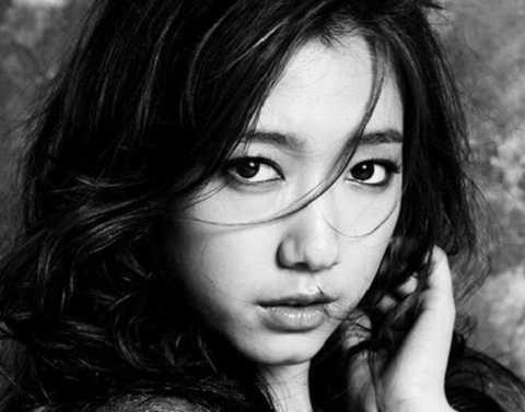 'Nữ thần gợi cảm' Park Shin Hye khoe dáng với quần bò