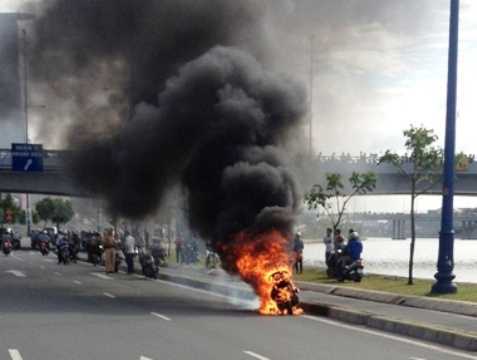 Xe tay ga bốc cháy ngùn ngụt trên đại lộ