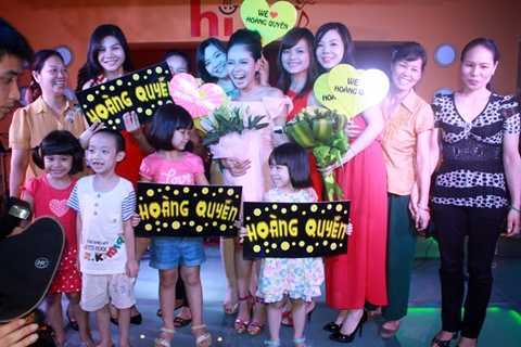 Hoàng Quyên bị ốm vẫn hát 15 bài liên tiếp