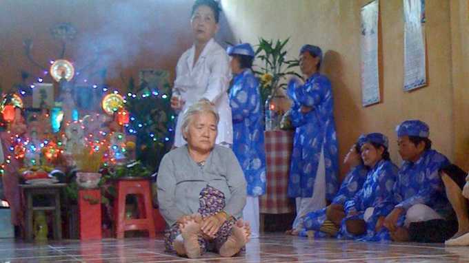 Xem trị bệnh bằng niệm chú, phun rượu thẳng mặt