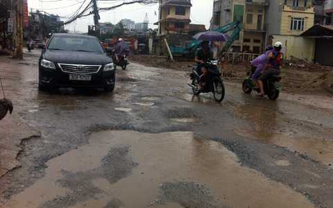 Ảnh: Hãi hùng đi qua con đường 'ruộng cày' giữa thủ đô