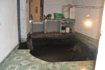 Đang ngủ rơi xuống hố 'tử thần' giữa nhà