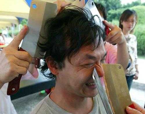 Rùng mình dùng dao phay chém da thịt để... mát xa