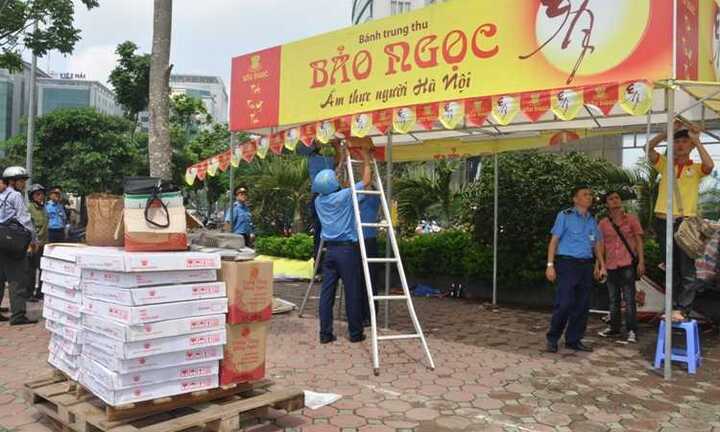 Ảnh: 'Truy quét' cửa hàng bánh trung thu 'nuốt' vỉa hè