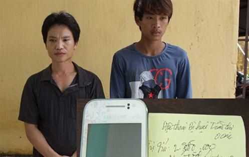 Bạn trai bỏ chạy, cô gái bị 2 tên cướp cưỡng hiếp