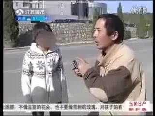 Clip: Phẫn nộ con gái đánh đập cha giữa phố