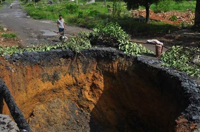 Ảnh: 'Hố tử thần' nhấn chìm nhà dân ở Phú Thọ