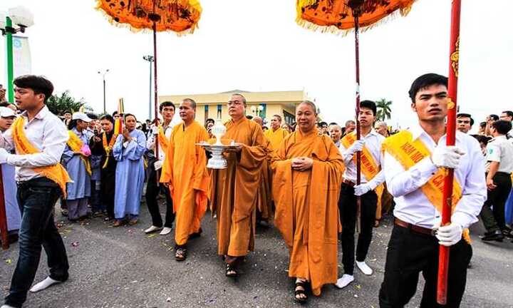 Ảnh: Vạn người rước Ngọc Xá lợi lên chùa Đại Tuệ