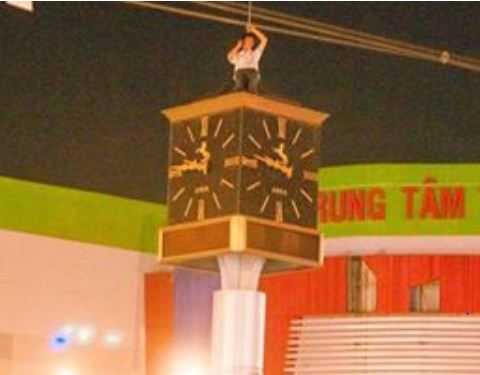 Nam thanh niên trèo lên tháp đồng hồ tự tử