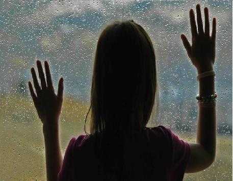 Chơi trò bác sĩ, bé gái 10 tuổi bị bắt giam