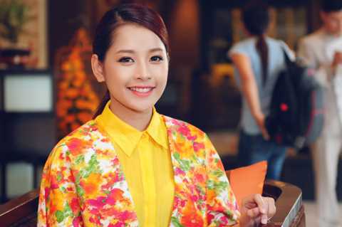 Chi Pu nổi bật với sắc vàng cam tươi trẻ