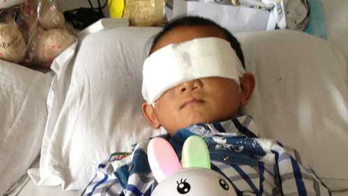 Bé 6 tuổi bị khoét mắt lấy giác mạc giờ ra sao?