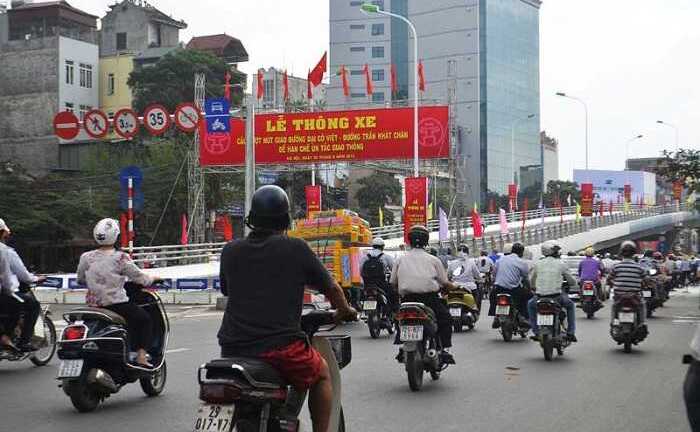 Video: Thông xe cầu vượt 'mềm mại' nhất Thủ đô