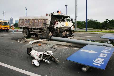 Xe ben 'đại náo' trước hầm Thủ Thêm