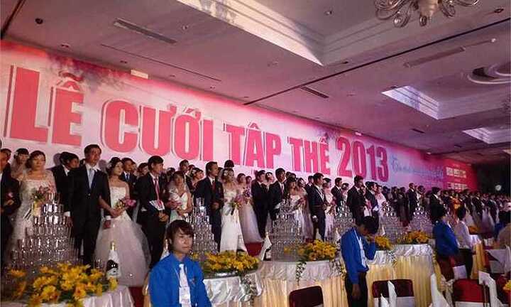 Ảnh: 100 cặp đôi cưới tập thể ngày Quốc khánh