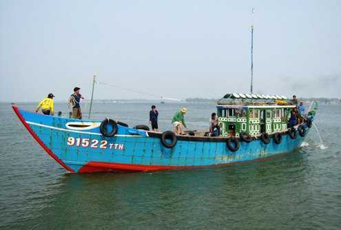 Tàu cá bị đâm chìm, 7 ngư dân gặp nạn