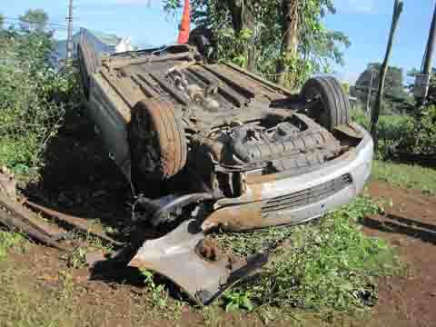 Xế hộp nát đầu, tài xế thoát chết hi hữu