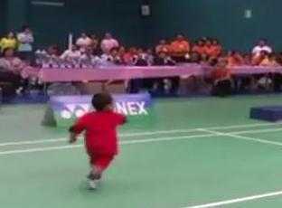 Lác mắt xem bé 2 tuổi chơi cầu lông chuyên nghiệp