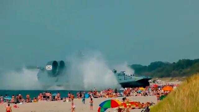 Tàu đổ bộ Zubr của Nga xuất hiện làm du khách khiếp vía