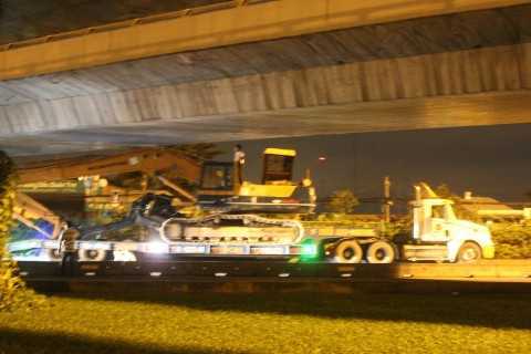 2 giờ giải cứu xe container mắc kẹt dưới gầm cầu vượt