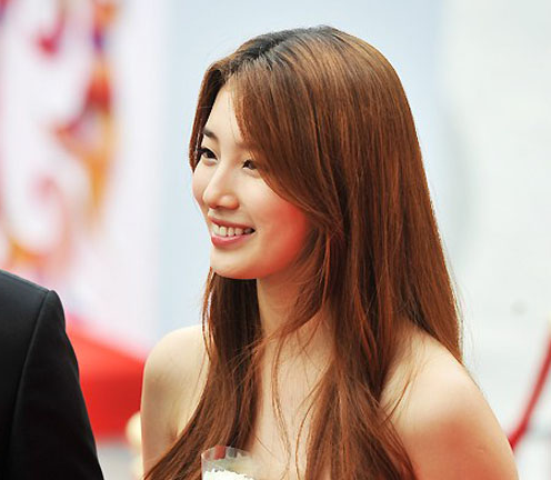 Kim Jae Joong, Suzy nổi bật trên thảm đỏ Hàn Quốc