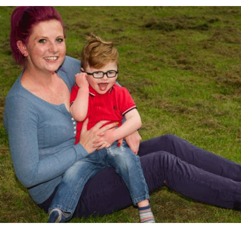 Kỳ lạ cậu bé không bao giờ ngừng cười