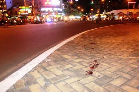 Vờ hỏi đường, rạch quần cướp tiền giữa Sài Gòn