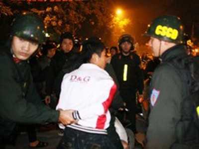 Xưng là công an, mời về trụ sở rồi cướp xe