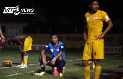 Cầu thủ đội bóng nghèo nhất V-League ‘biểu tình’?