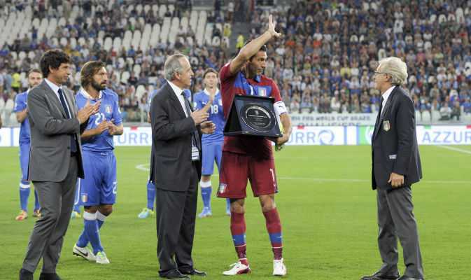 Buffon chạm ngưỡng kỷ lục cùng Italia