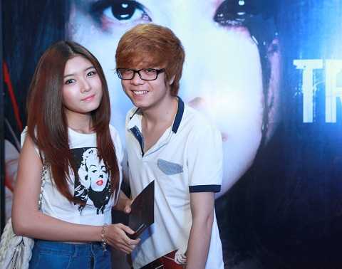 Bùi Anh Tuấn tái xuất bên bạn gái hot girl