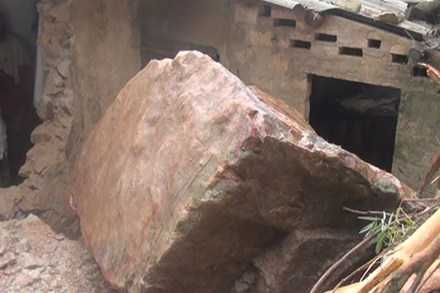 Đá 50 tấn đè nát 3 ngôi nhà ở Nghệ An