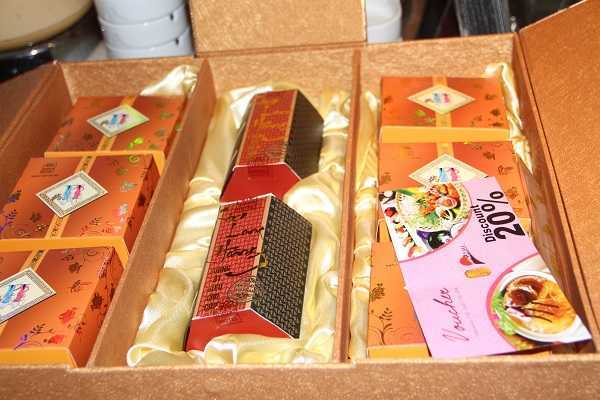 Khách sạn Hà Nội bán bánh trung thu kèm 'hàng không đát'