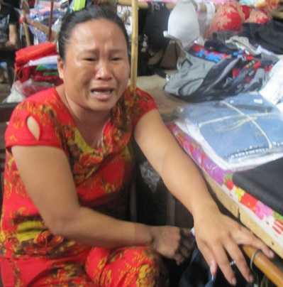 Giá cho thuê ki-ốt tăng chóng mặt, tiểu thương bật khóc