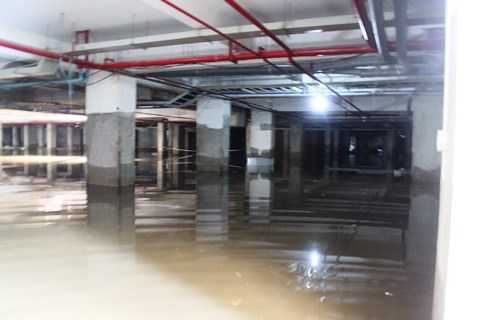 'Bơi' trong tầng hầm, dân chung cư khóc thét