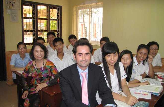 Chàng Tây hát về sự tận tâm với giáo dục Việt Nam