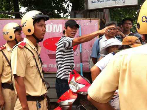 Khởi tố một thạc sĩ đánh cảnh sát giao thông