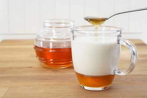 Da trắng mịn với sữa chua và mật ong