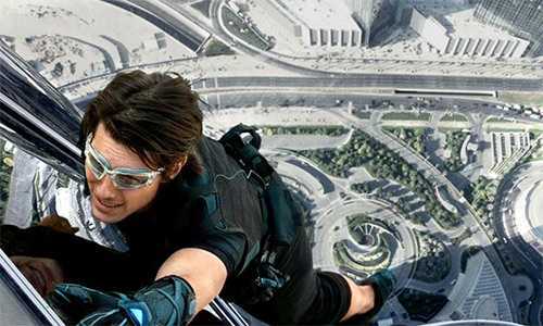 Thót tim xem Tom Cruise tay không leo tòa nhà chọc trời