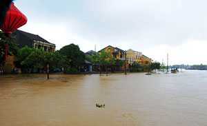 Bão vừa tan, phố cổ Hội An chìm trong nước lũ